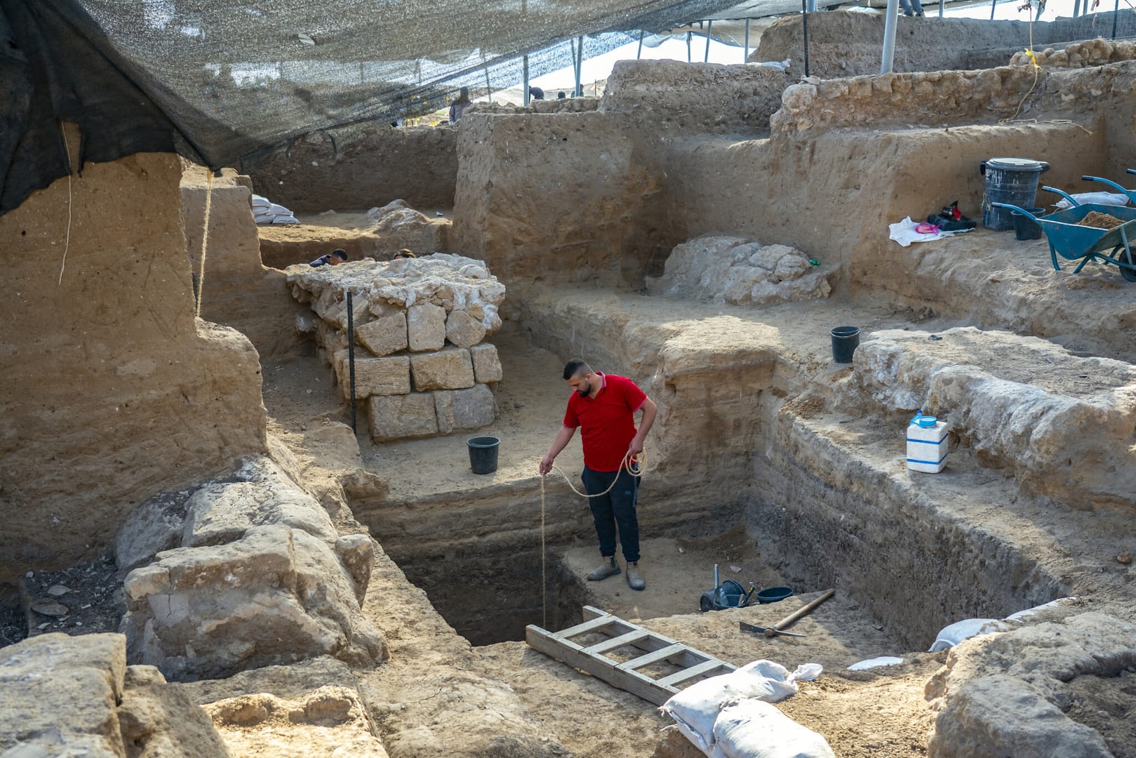 Work on the ancient cemetery in Yavne. (Credit: Yaniv Berman/Israel Antiquities Authority.)