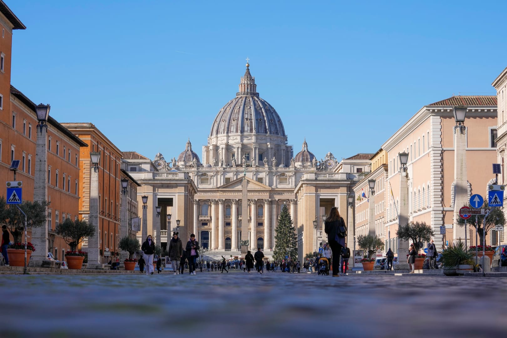 Vatican issues vaccine mandate for all employees