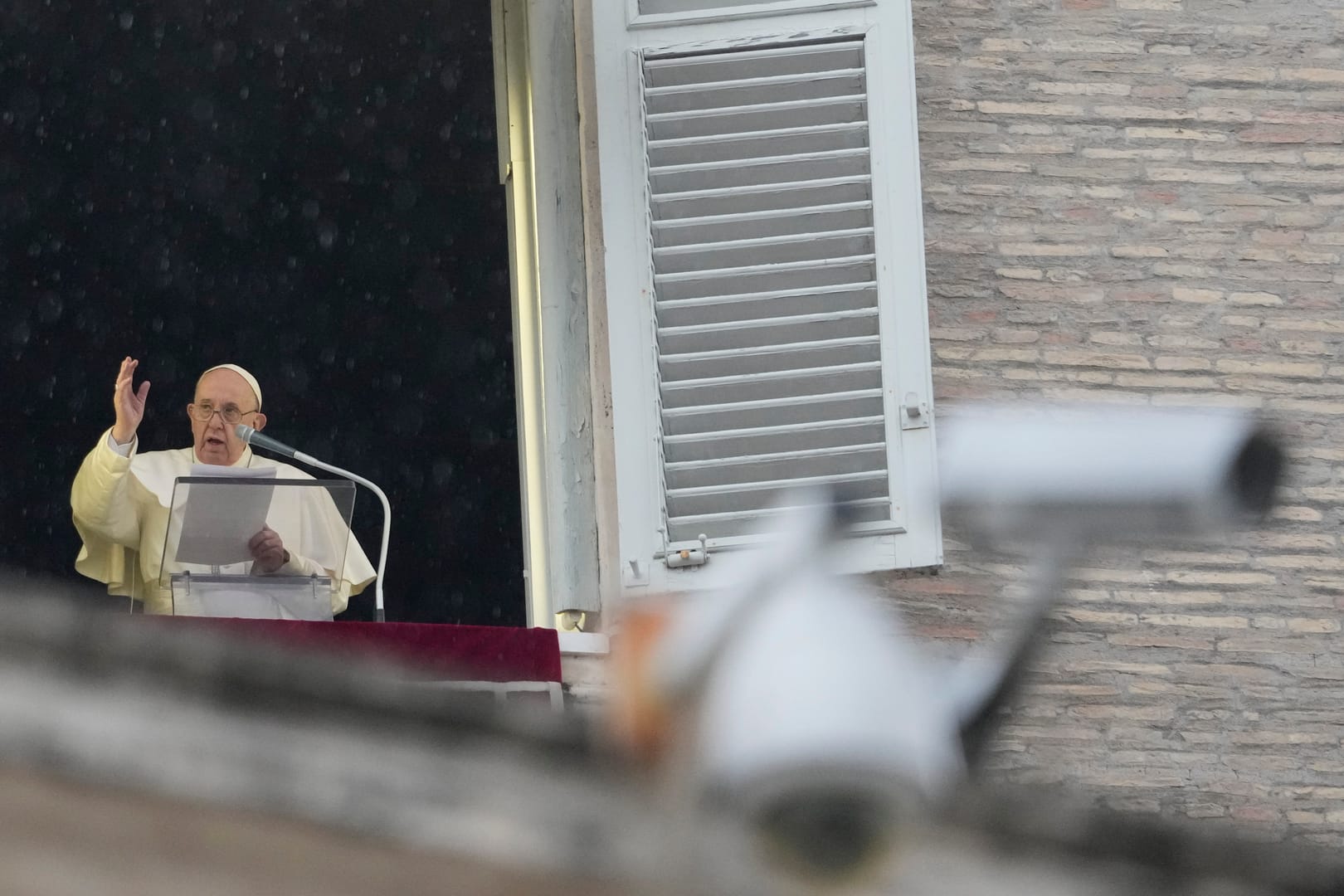 Pope decries politicization of COVID pandemic, vaccines
