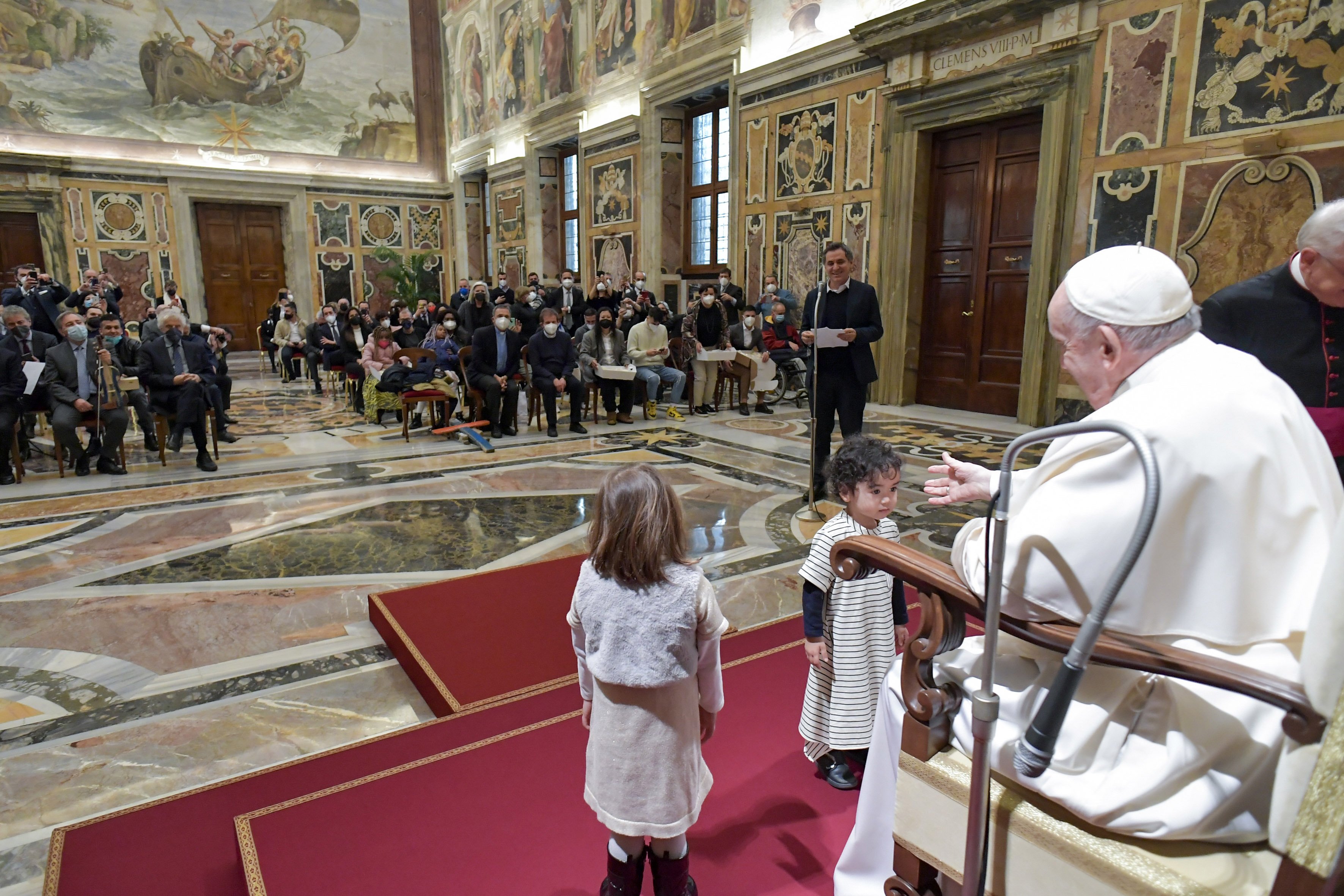 Pope praises projects to recycle objects, reintegrate people into ...