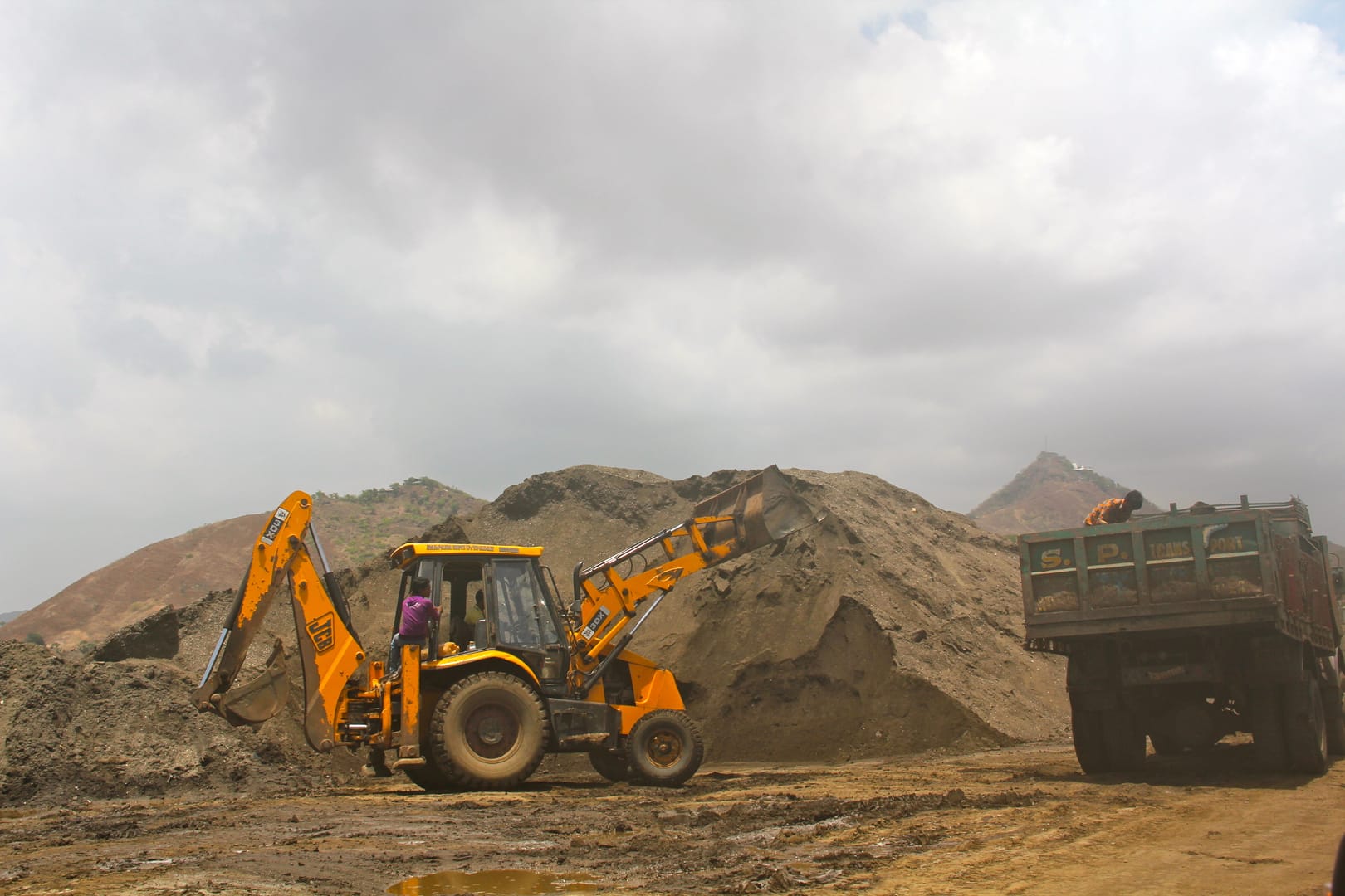 Bishop and priests arrested in India over alleged illegal sand mining