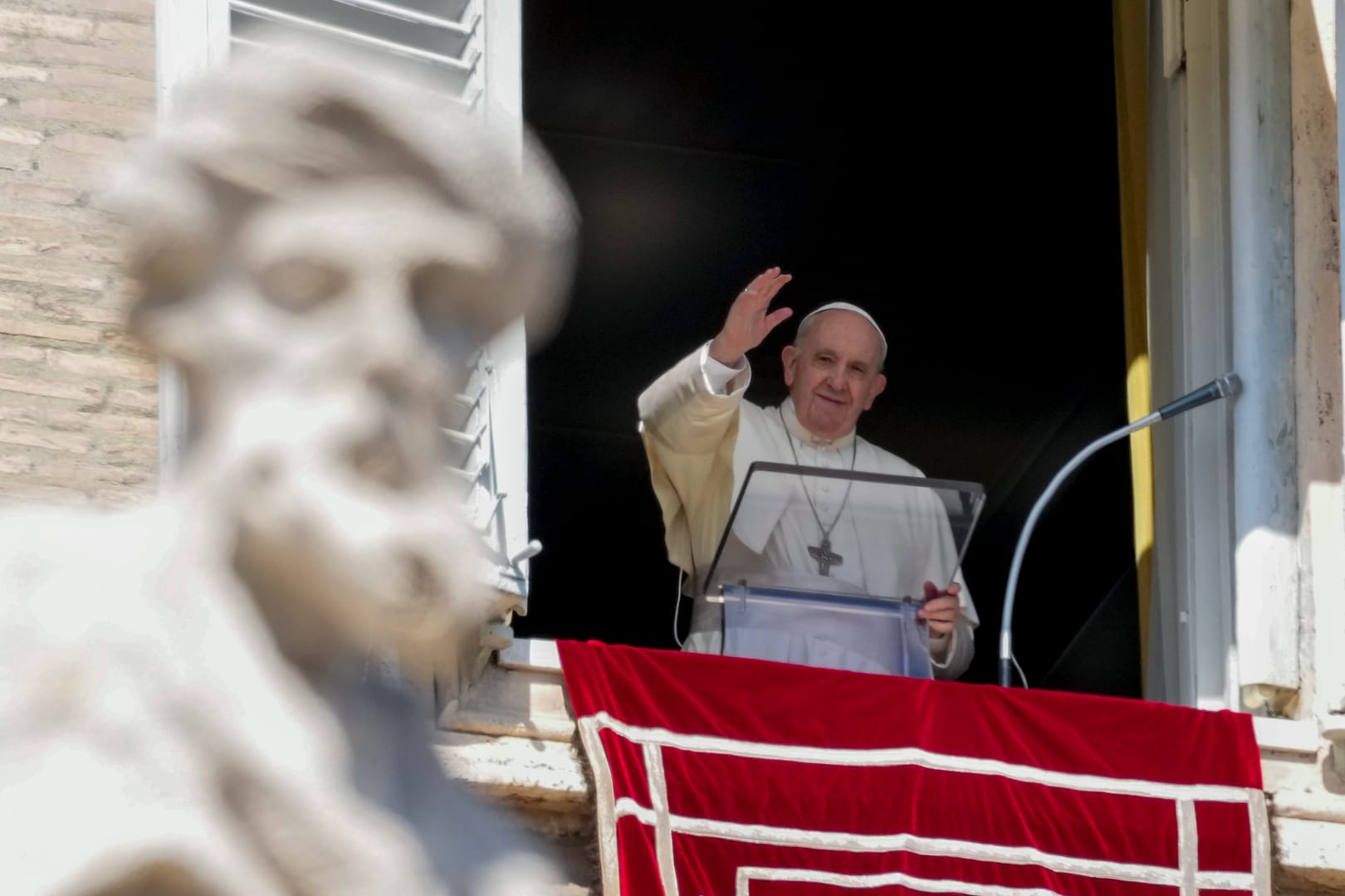 Ukrainians at Angelus pray for peace with Pope Francis