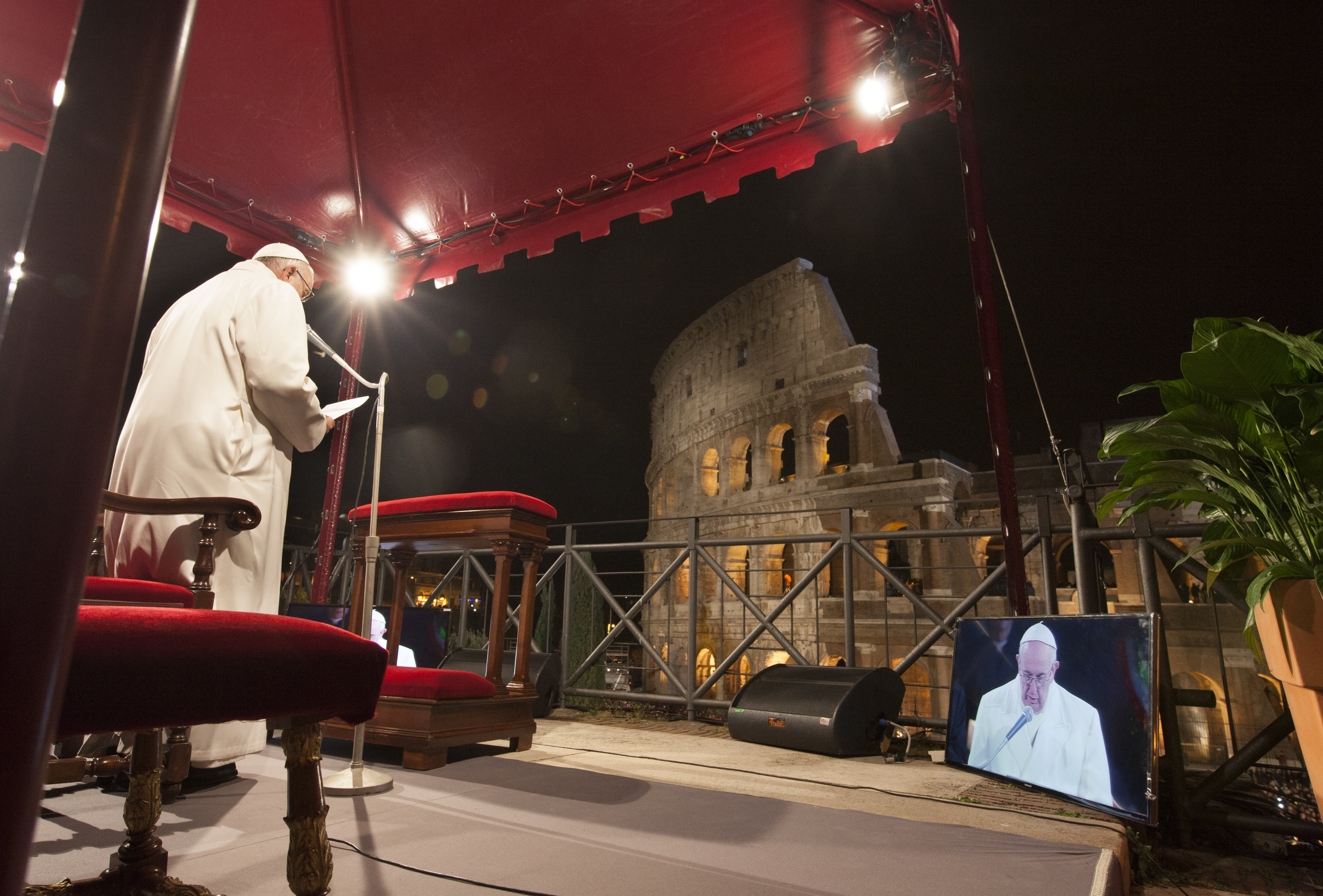 Pope asks families to write 2022 Way of the Cross meditations