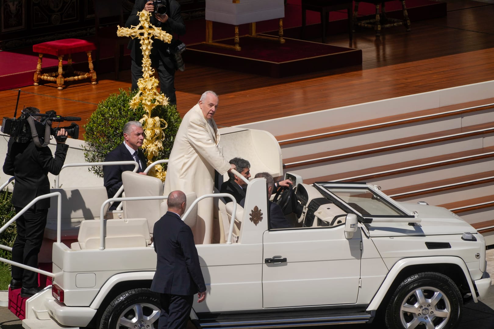 Pope calls for Easter truce in Ukraine, condemns civilian massacres