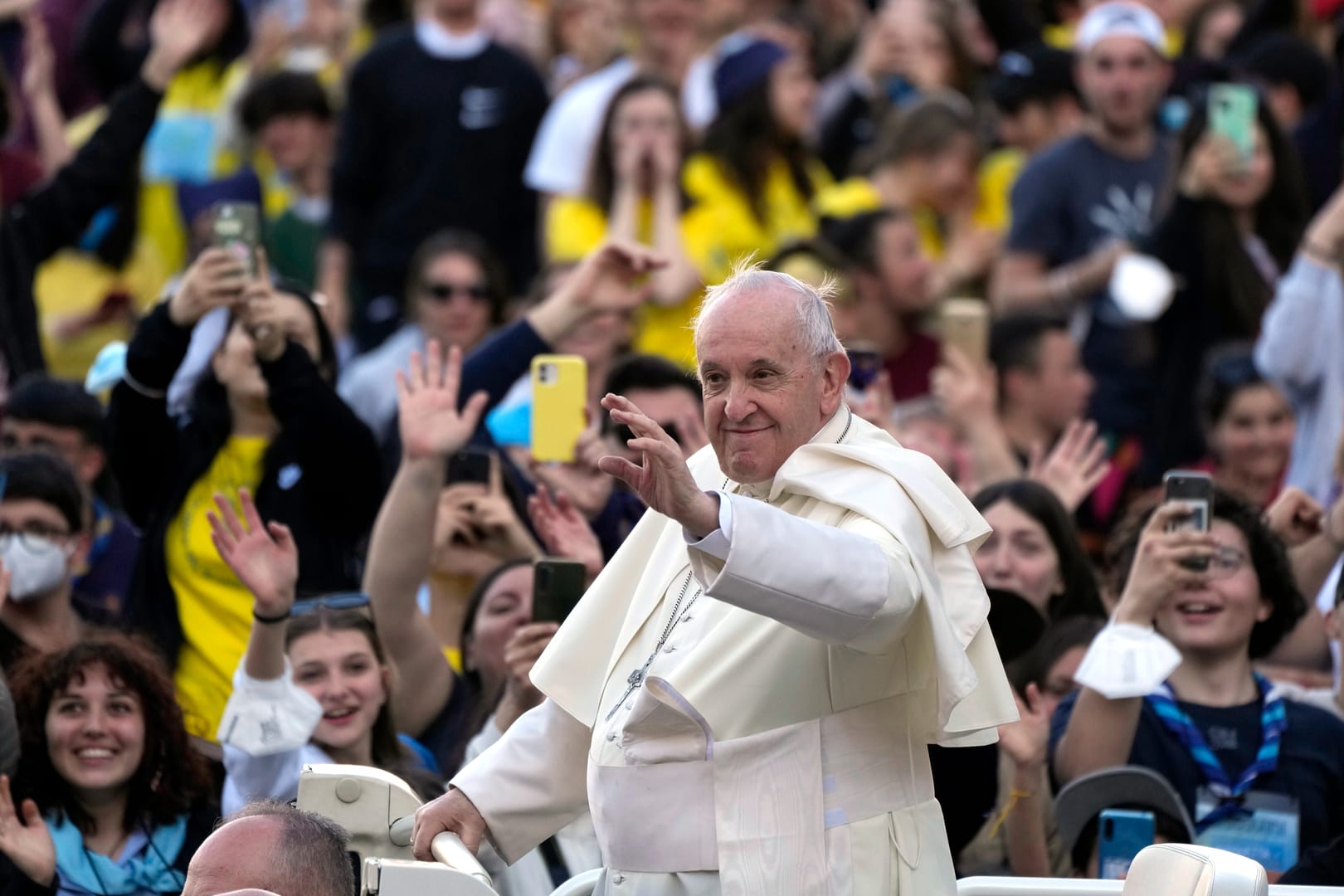 Pope tells 80,000 teens not to be afraid of life
