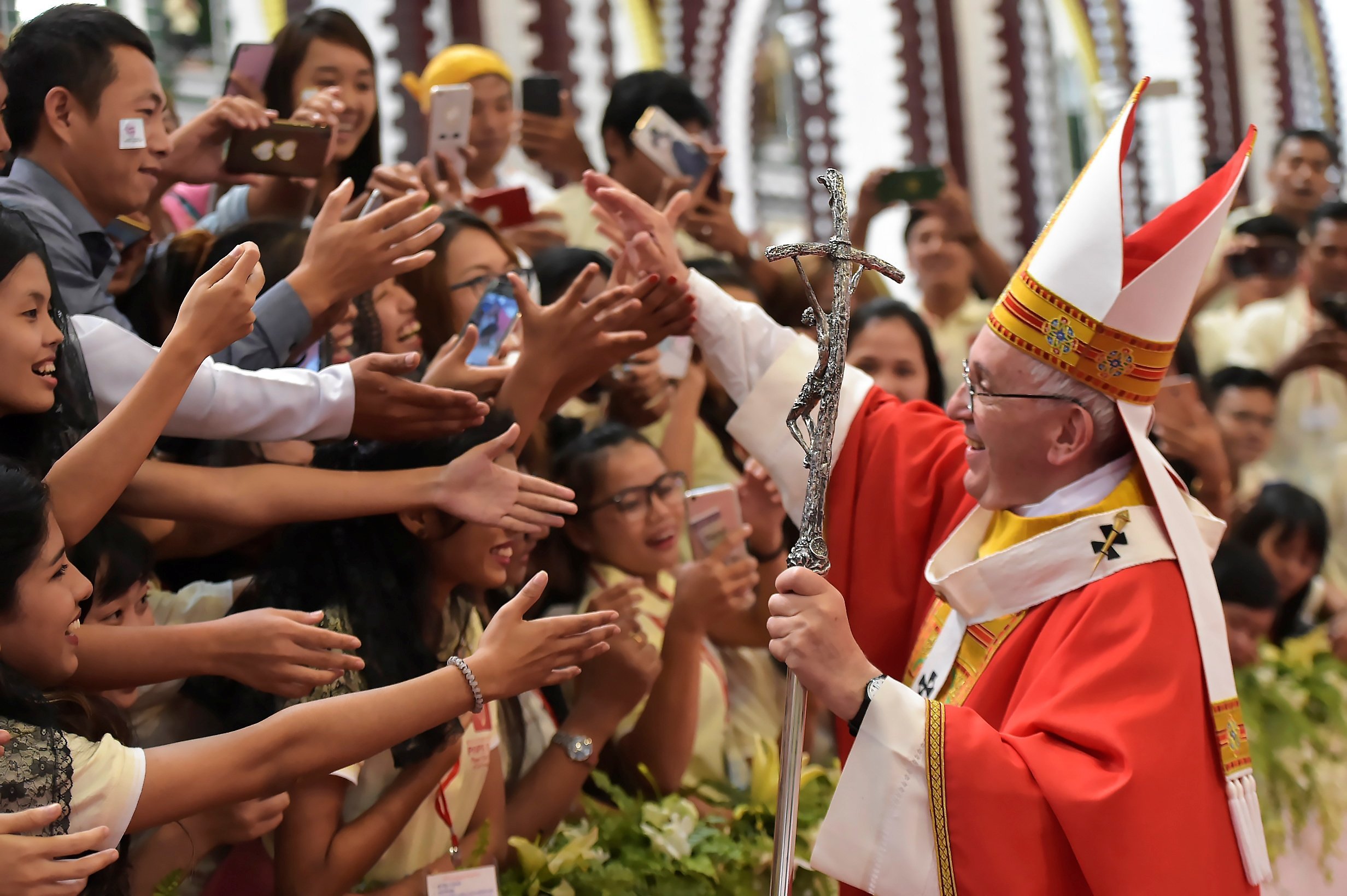 Like Mary, take risks to build better world, pope tells young people