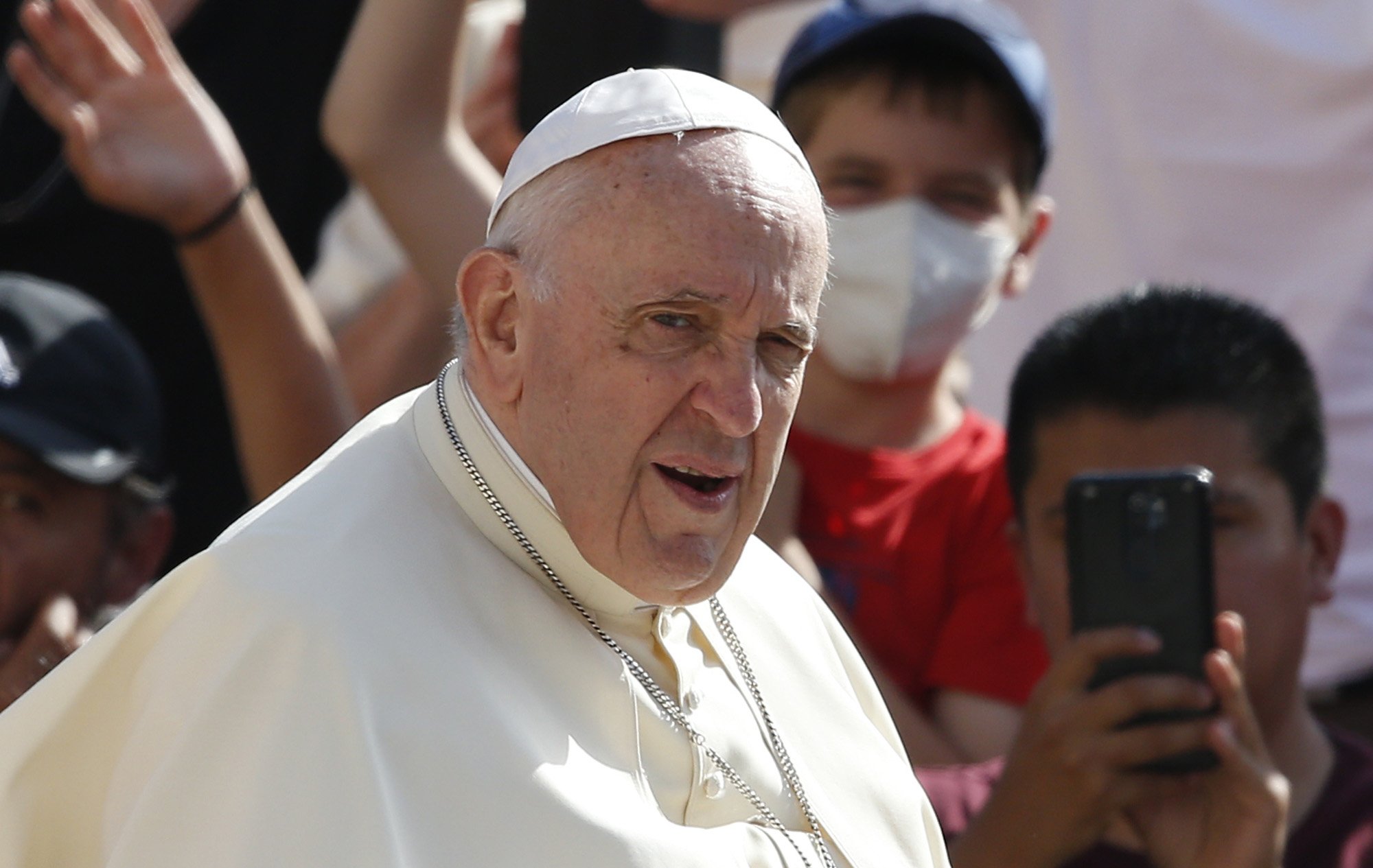 Elderly must share life’s wisdom with the young, pope says