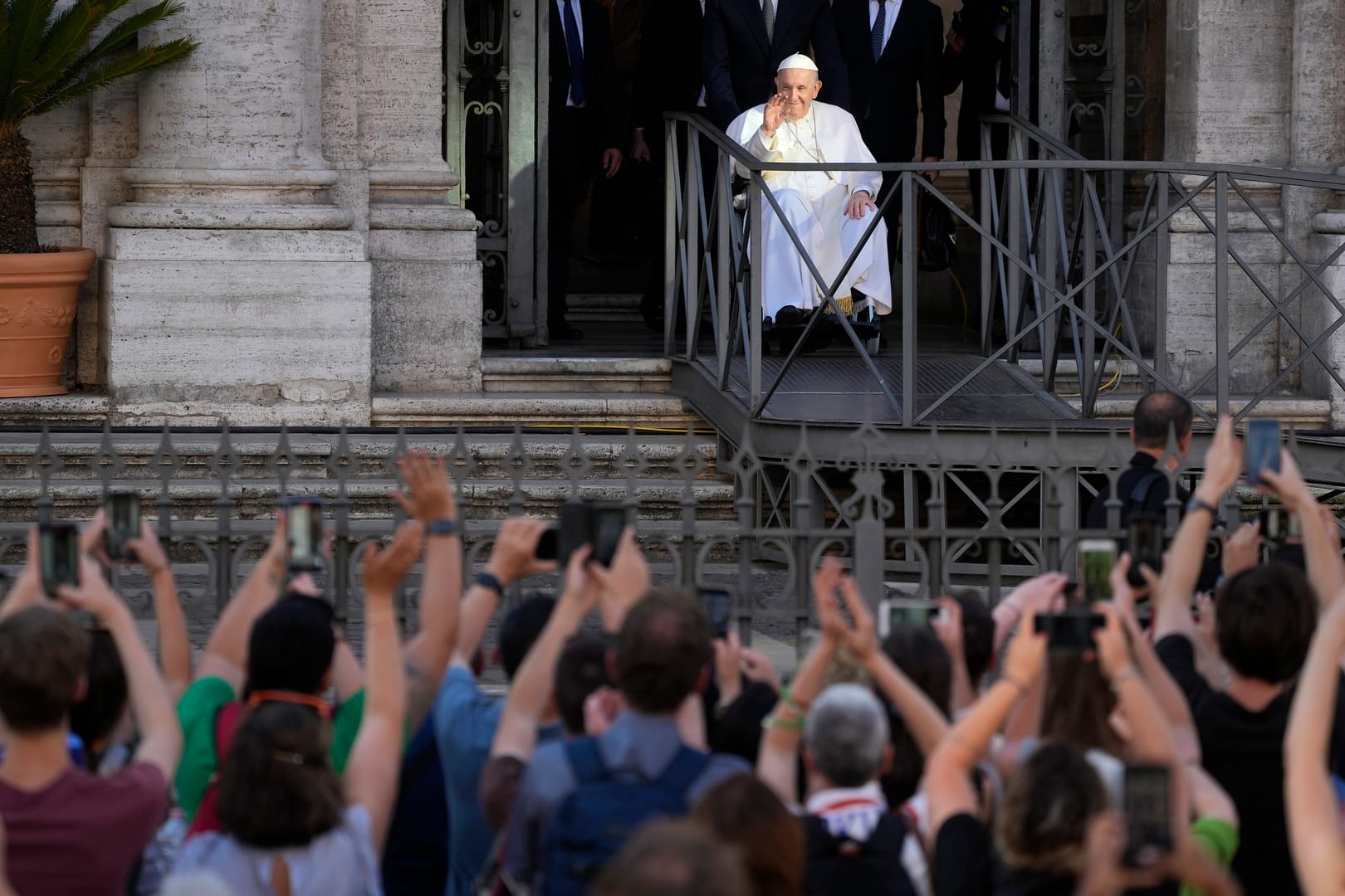 Pope closes Marian month praying for Ukraine war to ‘end soon’