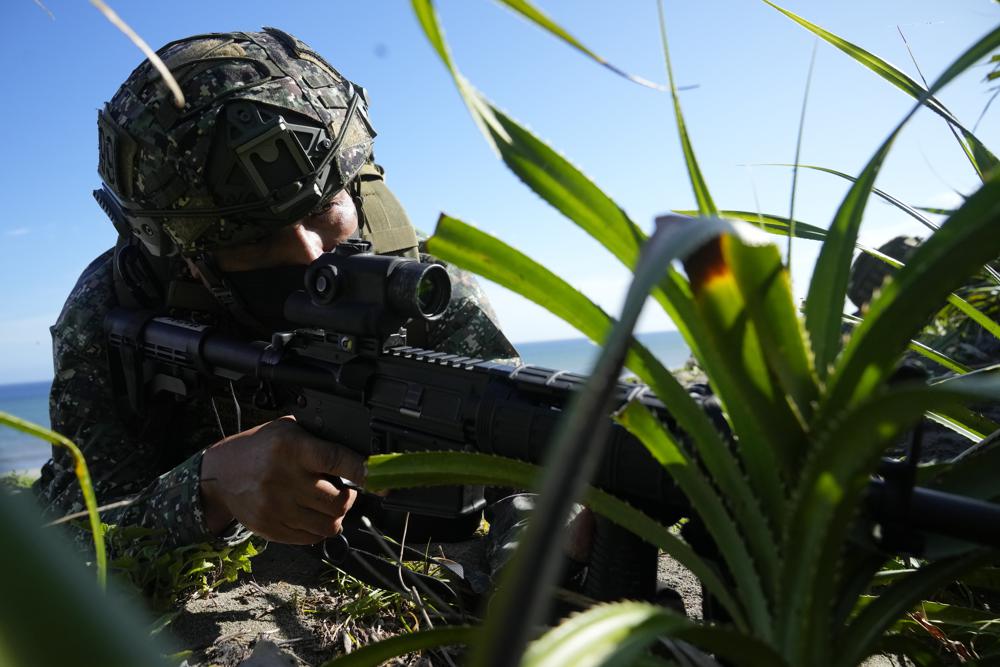 Philippine troops kill suspected bomber, capture another
