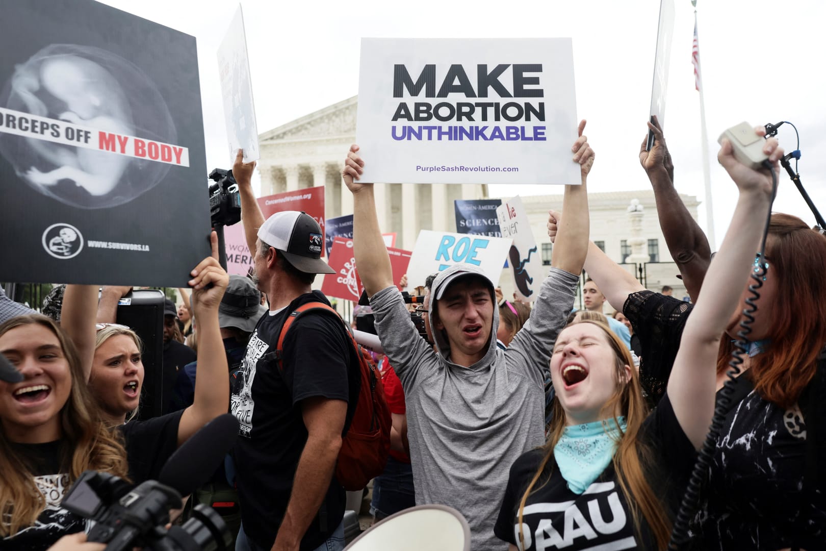 Crowd protests relocation of abortion clinic to New Mexico