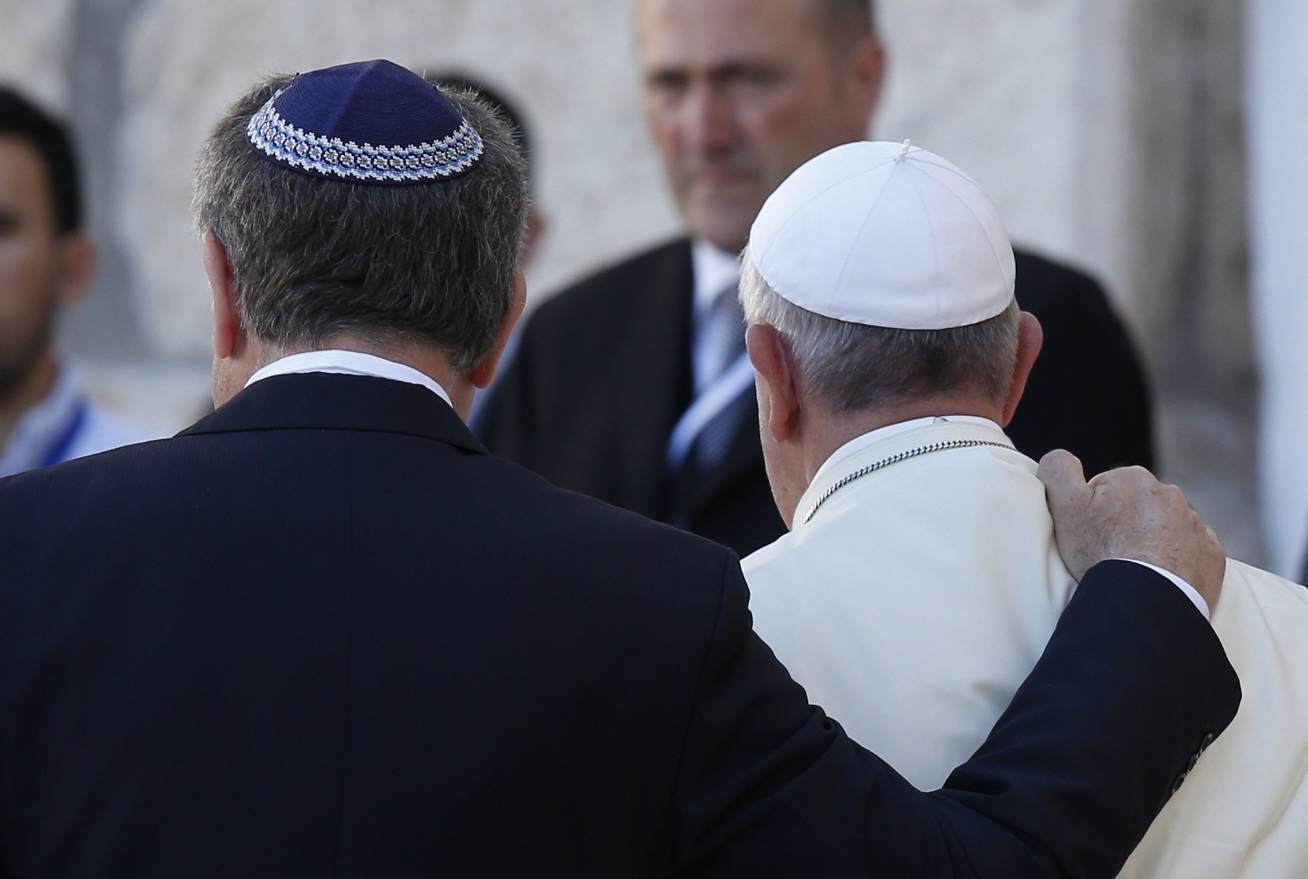 Dialogue prevents religious extremism, pope tells Jewish group