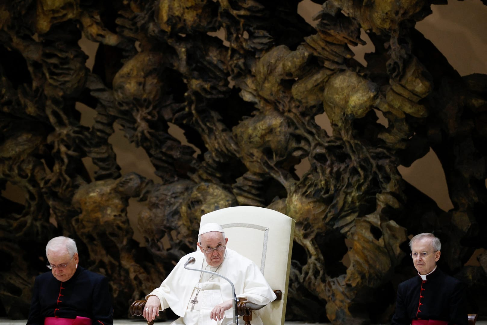 Wisdom of old age is a beacon for future generations, pope says