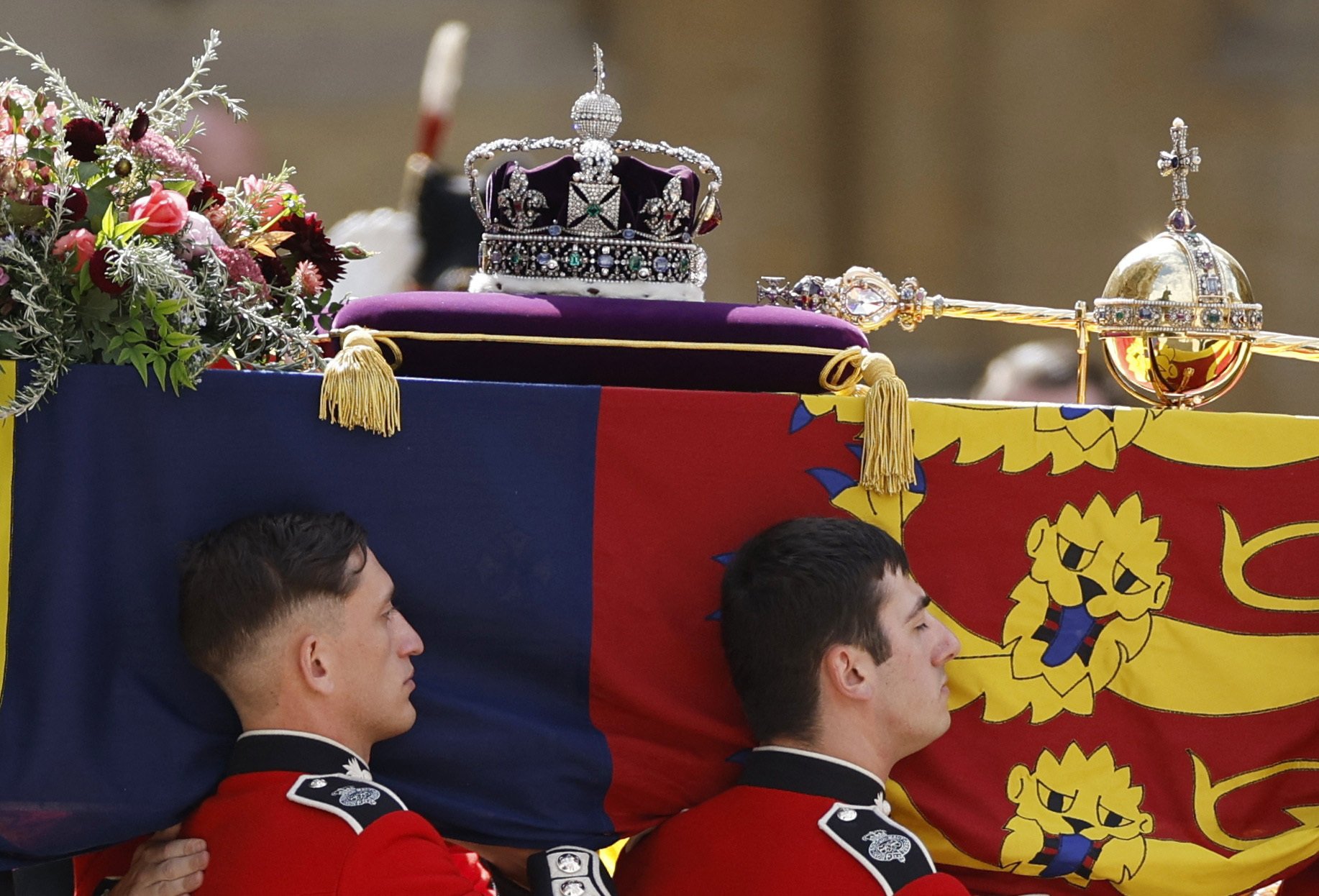 Cardinal prays at queen’s funeral, signaling Charles’ openness to dialogue