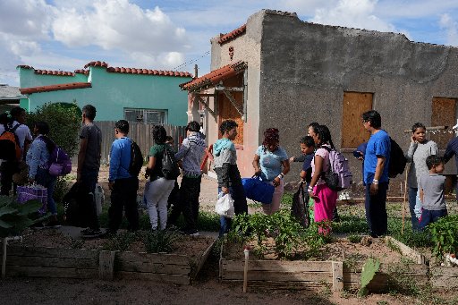 Catholic Charities, other groups mobilize to help migrants bused to Chicago