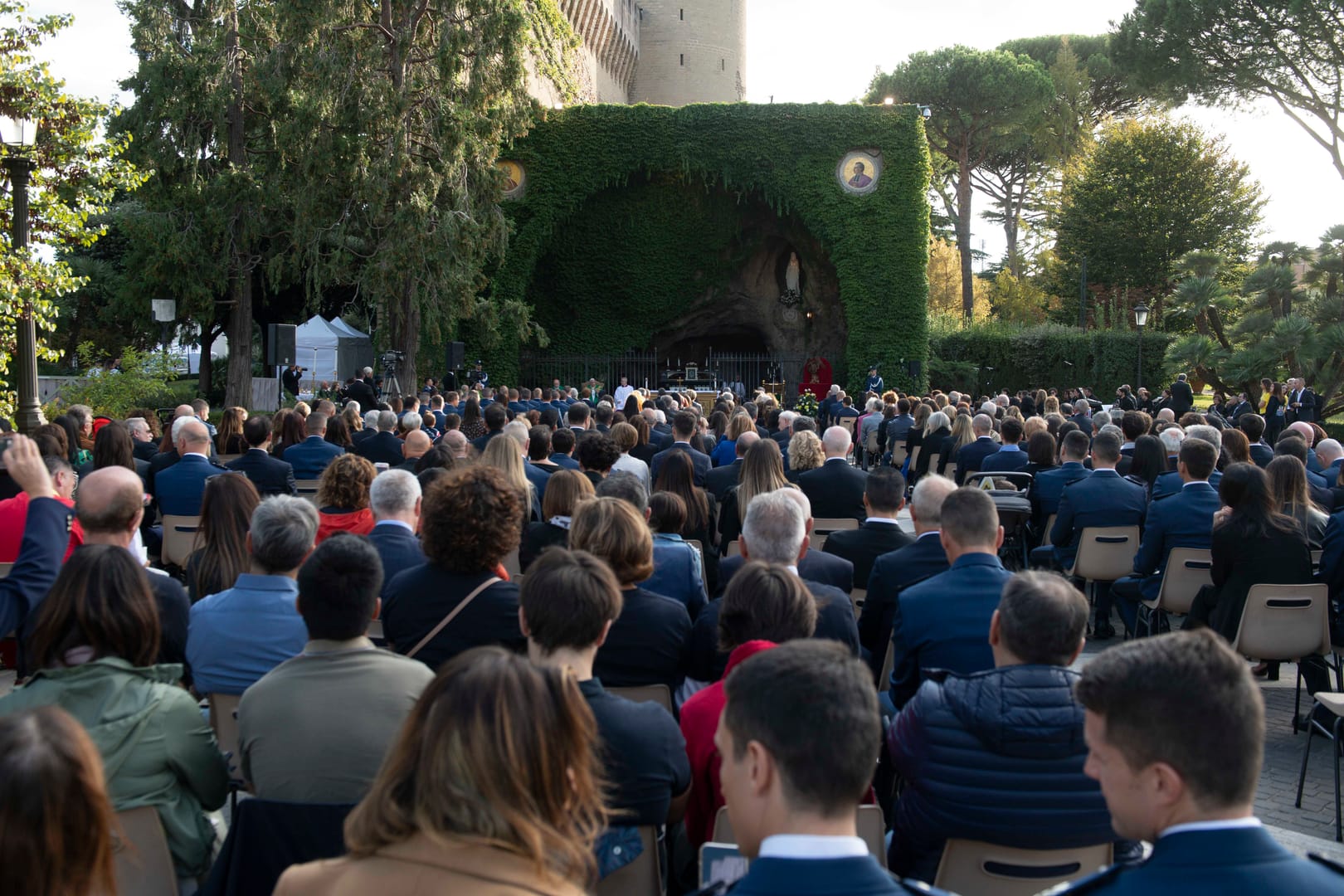 Pope tells Vatican security to stay strong in mission of service, faith