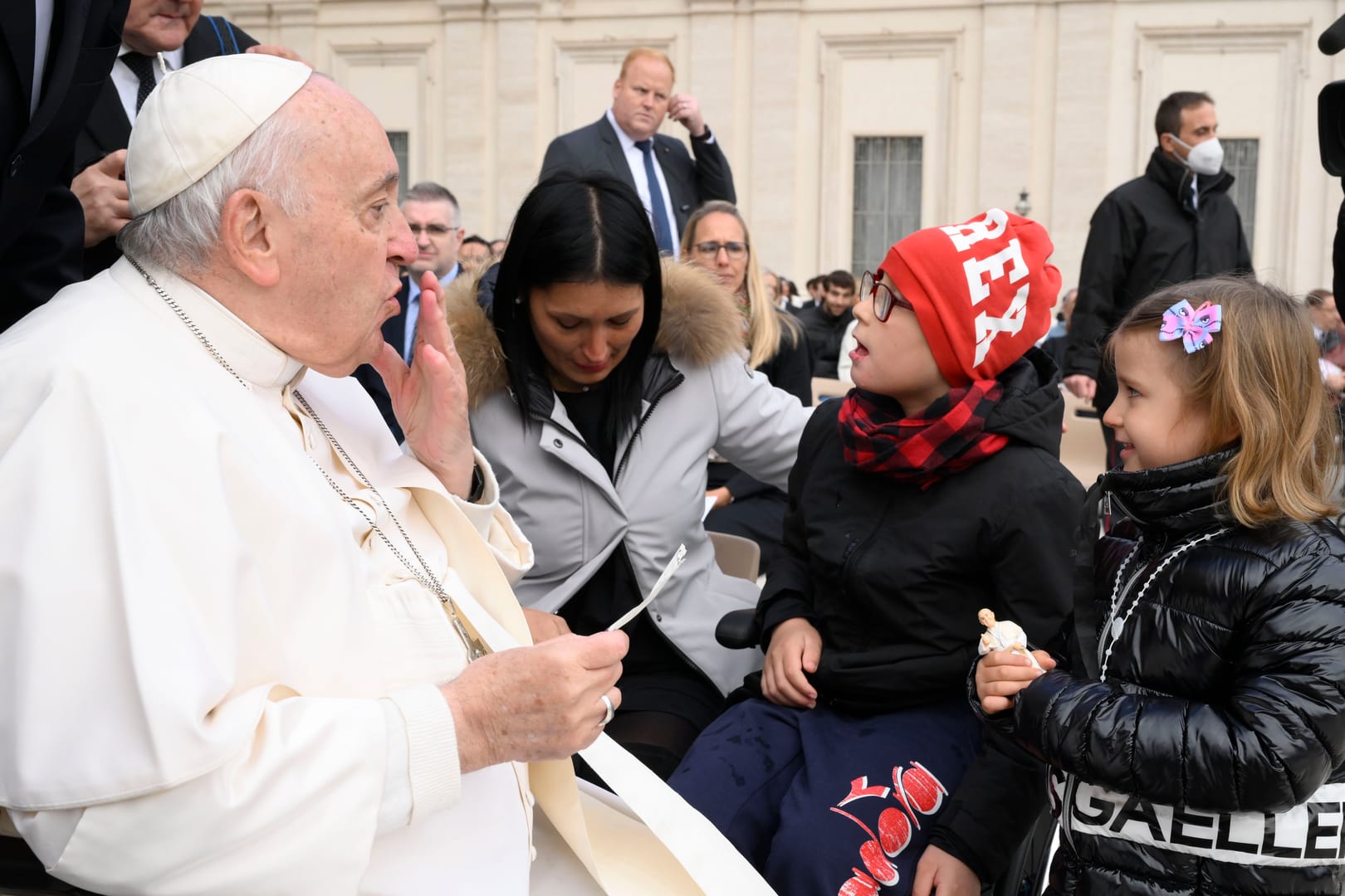 Peace requires ‘gentle power of dialogue,’ pope says at audience