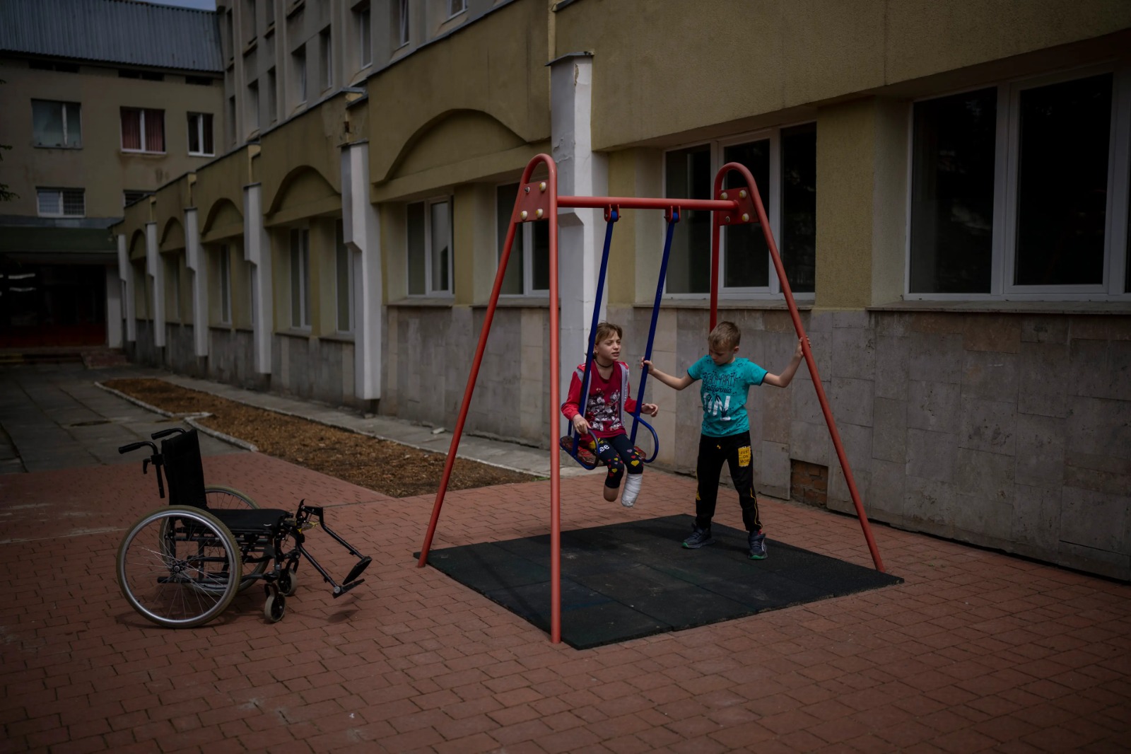 Pope meets Lviv mayor, blesses rehab project for people maimed in missile attacks