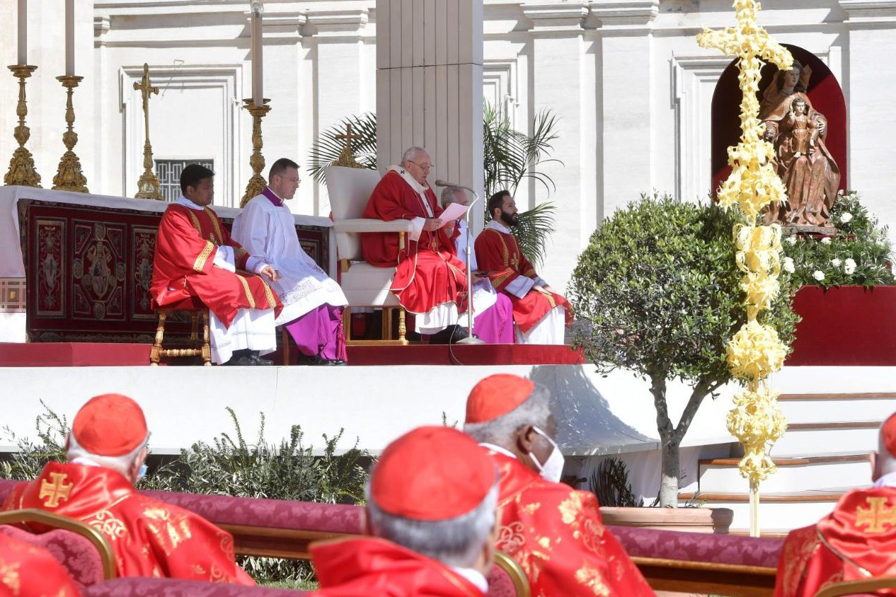 After leaving hospital yesterday, Pope leads Palm Sunday Mass