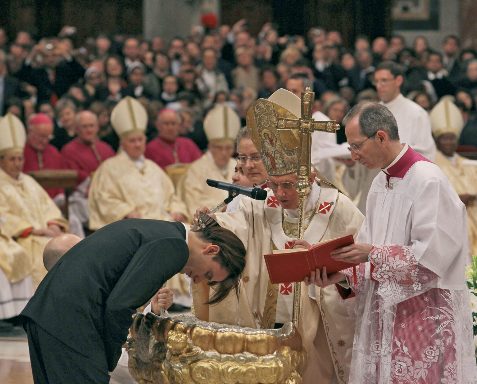 Francesco guida la prima Settimana Santa senza Benedetto, ma con le reliquie del suo predecessore