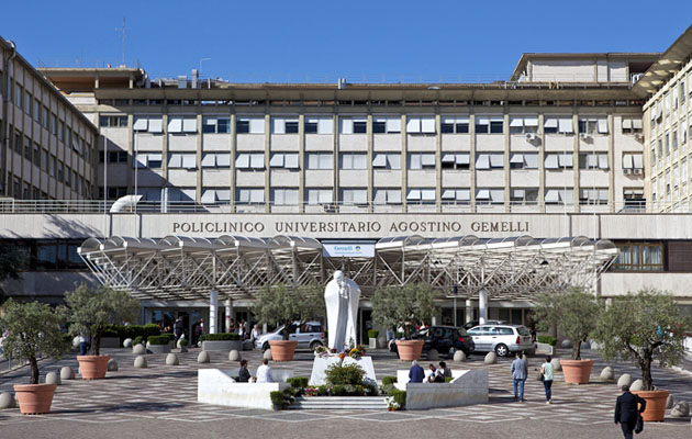 Pope Francis leaves hospital to return to Vatican for Holy Week