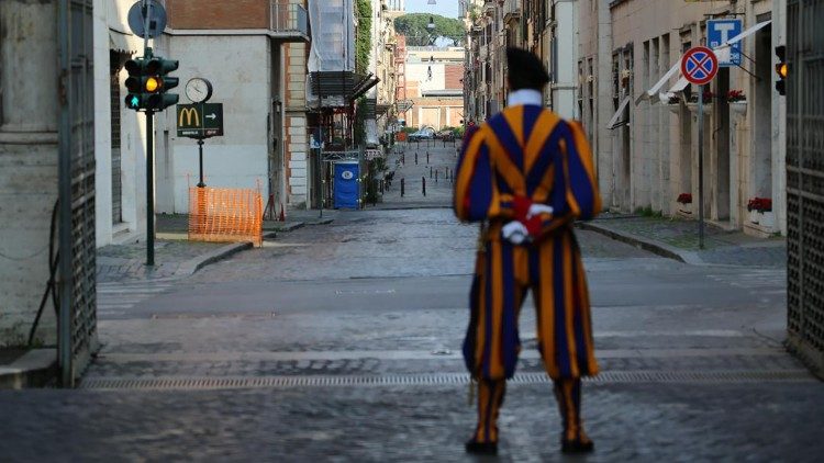 Man arrested after ramming Vatican entrance gate
