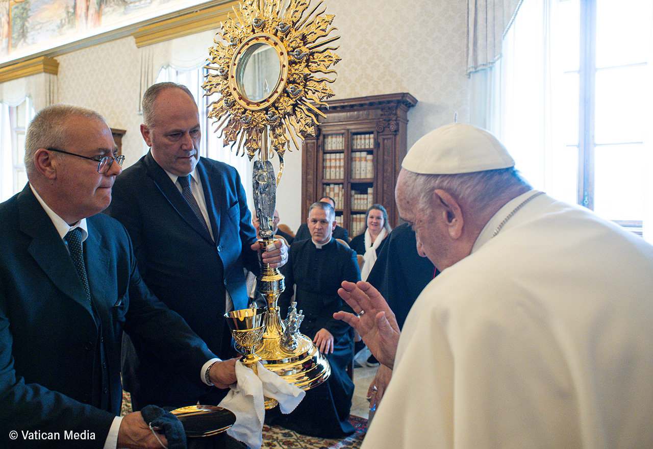 Pope Francis offers blessing for US bishops' Eucharist initiative - Vimarsana News