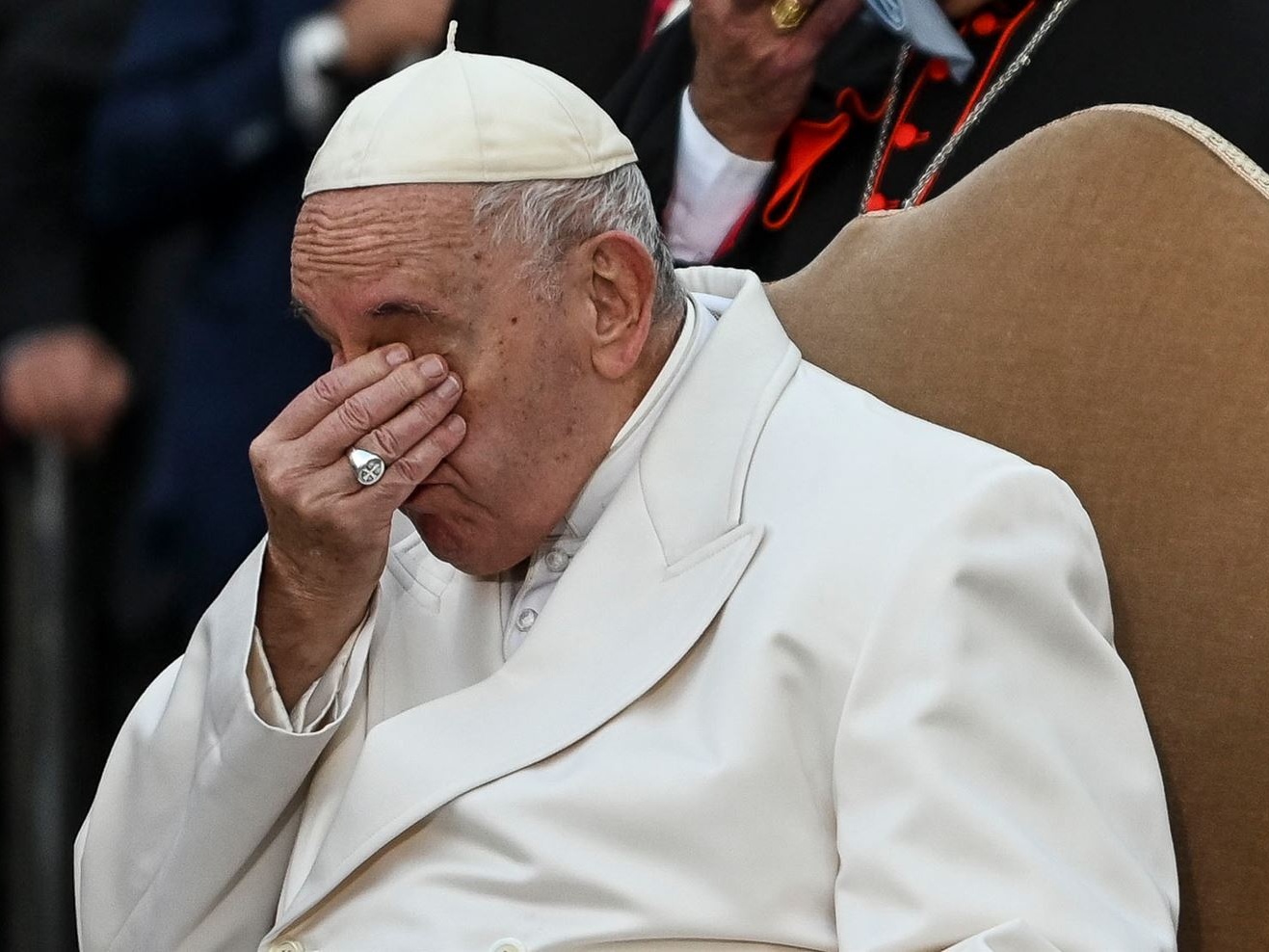 Concerns mount over Pope's eyesight as he ignores texts in Portugal - Vimarsana News