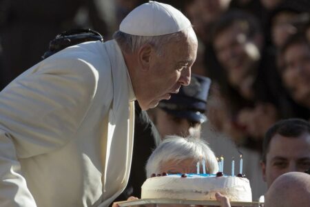 Pope celebrates anniversary sharing cake with hospital staff