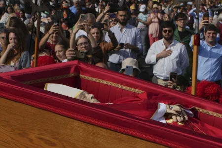 Mourners pay final respects to Pope Francis ahead of Saturday’s funeral Mass