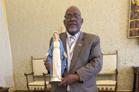 Pope affirms right of people to return home after unjust exile in meeting with Chagos refugees