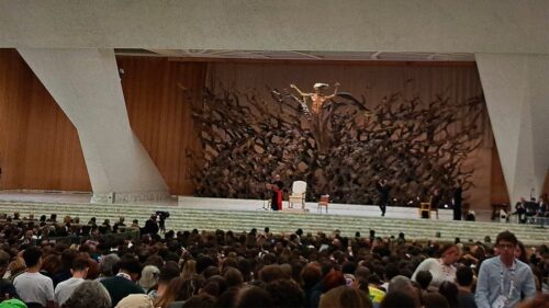 Pope Leo urges students to ‘not settle for fads’
