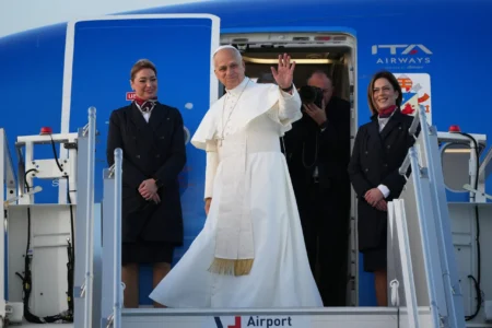 Papal plane to get repair before flying to Lebanon