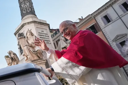 Pope Leo XIV gets into Christmas spirit with prayer for peace at Spanish Steps