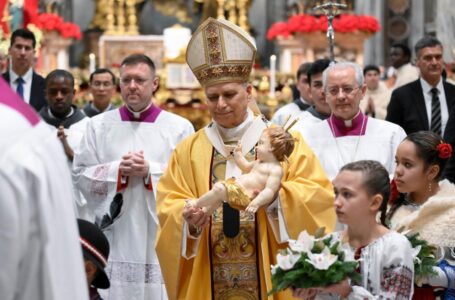 On Christmas, pope makes appeal for Gaza and displaced people