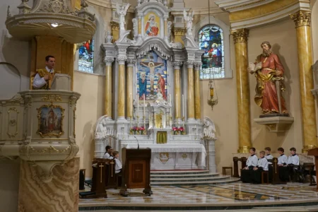 Father John Ubel, pastor of the Church of Saint Agnes, preaches his homily about faithfulness to both tradition and the Vatican during one of the Catholic parish’s Latin Masses in St. Paul, Minn., Sunday, June 28, 2026. (Credit: Giovanna Dell’Orto/AP.)