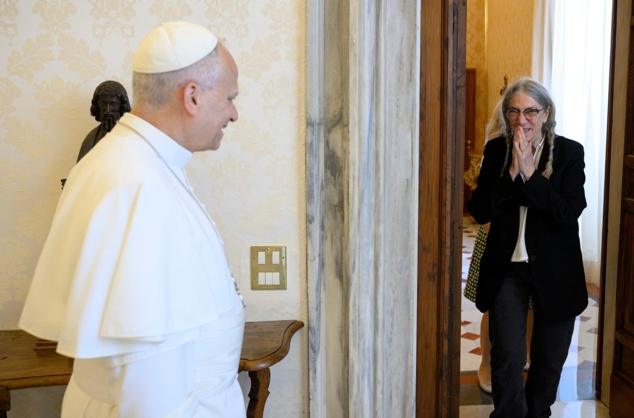 A giddy Patti Smith meets fellow Chicago legend, Pope Leo XIV, and says ‘Hi’