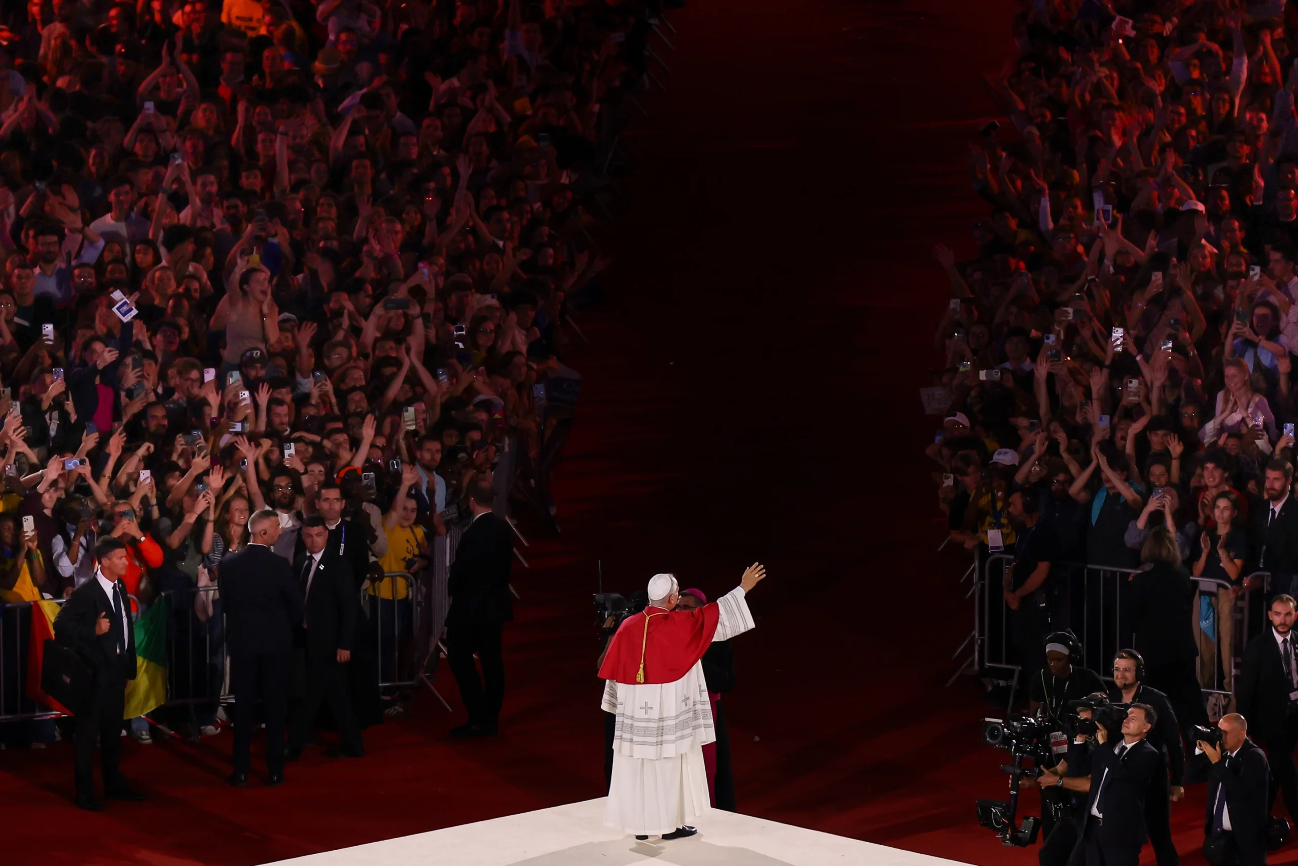 Pope Leo XIV declines to credit himself for White Sox playoff return